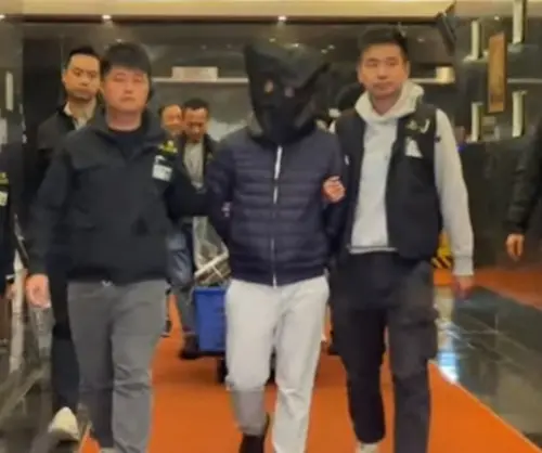 香港大火開始追責！工程公司被抄「黑布蒙頭」拘人　消防淚悼同袍
