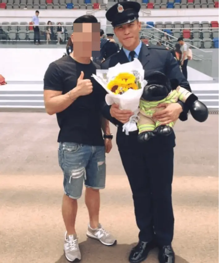    ▲有同事在社群平台上發文，附上2人從消防學校畢業時的合照。（圖／翻攝自星島日報）  