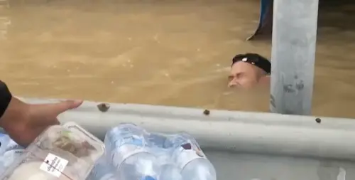 影／水快淹沒頭頂！泰國淹水救援實況曝
