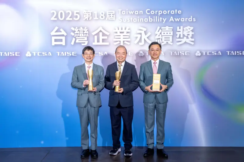    ▲玉山金控暨玉山銀行創辦人黃永仁（中）、董事長黃男州（左）、永續長張綸宇（右）共同出席「台灣企業永續獎」頒獎典禮。（圖／玉山金提供）  