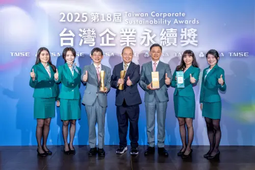 ▲玉山金控暨玉山銀行創辦人黃永仁（中） 、董事長黃男州（左三）、永續長張綸宇（右三）率隊出席「台灣企業永續獎」頒獎典禮。（圖／玉山金提供）