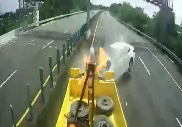 ▲駕駛開啟ADAS小客車追撞施工緩撞車。（圖／高公局提供）