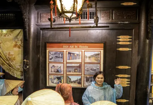 ▲2025 年10月30日，Tan Ky老房子的主人在牆上標記了今年洪水水位，比1999年的洪水水位高出約0.6公尺，但比1964年的最高洪水水位低約0.5公尺。（圖／翻攝自越南快訊）