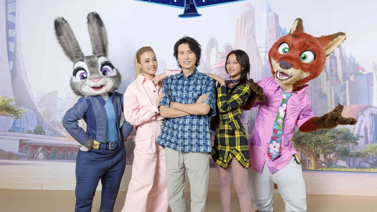 ▲香港發生大火，香港娛樂圈活動緊急喊卡，容祖兒（左2）主演的《動物方程式2》首映活動取消。（圖／翻攝自IG@disney_magical_kingdom_blog）