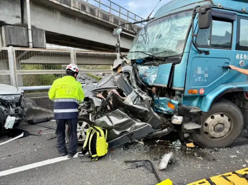 國3新竹段7車連環撞！夾心車遭撞整輛解體　驚悚畫面曝

