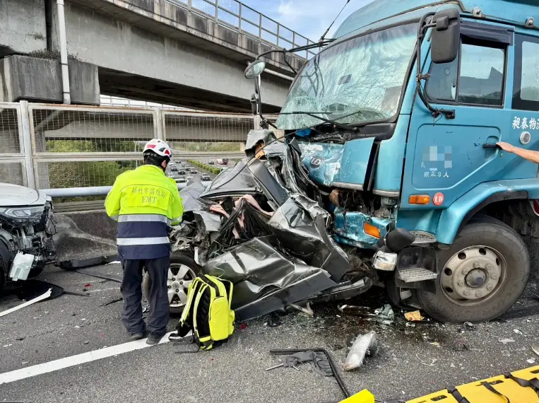 國3新竹段7車連環撞！夾心車遭撞整輛解體　驚悚畫面曝