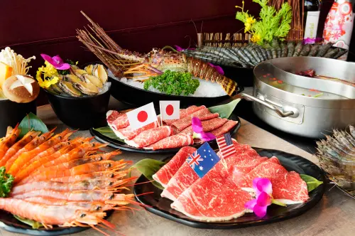 ▲新馬辣跨年場祭出美國、日本、澳洲等和牛，及野生大龍蝦等菜色。（圖／馬辣集團提供 www.mala.com.tw）