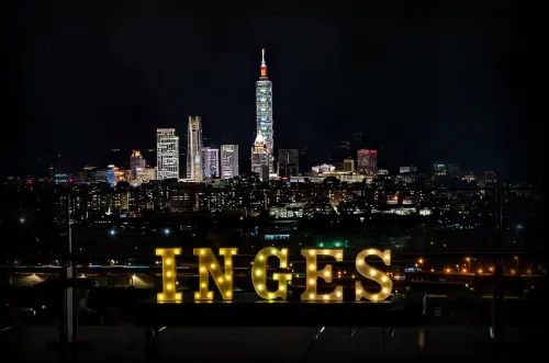 ▲INGE’S Bar&Grill亦推出適合年末歡聚的「豪享聚餐」海陸分享餐，優惠價3600元+10% ；而12月31日跨年夜晚間10時起更推出「高空跨年派對」，入場門票每位2000元+10%。（圖／台北萬豪提供taipeimarriott.com.tw）