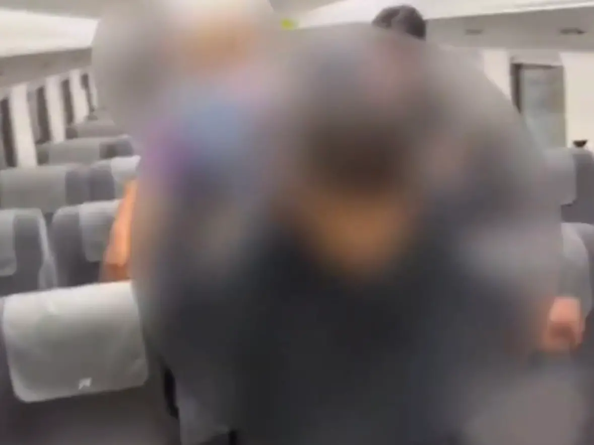 ▲台鐵新自強號132次列車昨（26日）下午5時許有一名乘客手持滅火器於車廂內狂噴。（圖／翻攝畫面）