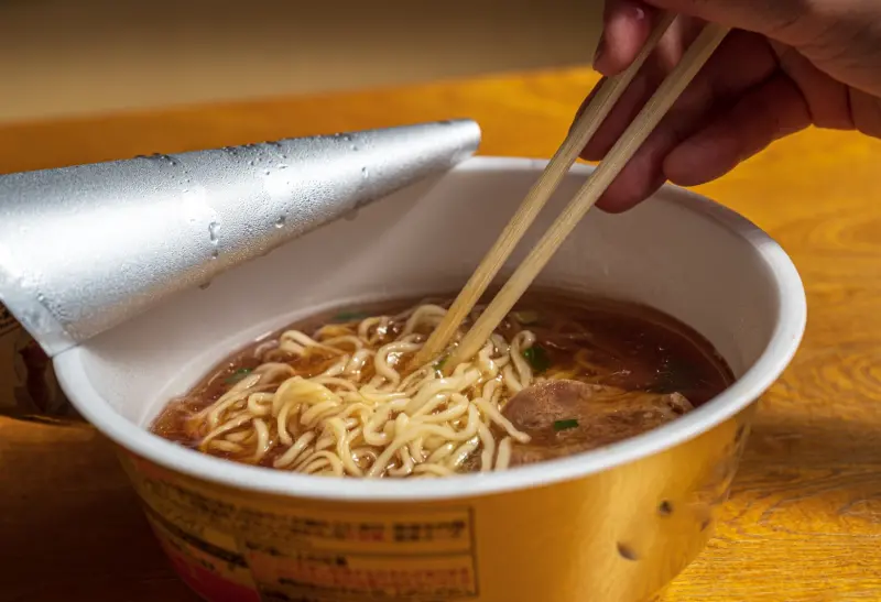 泡麵湯不要再倒馬桶、水槽！正確做法曝光　日本大廚、環保局認證