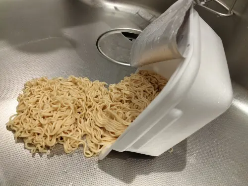 ▲多數人吃完泡麵後，都會直接將剩下的湯湯水水倒入馬桶或水槽中，但泡麵湯汁的大量油脂恐導致水管堵塞。（圖／取自photoAC）