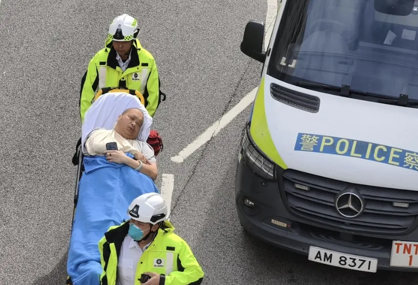 ▲香港消防持續在宏福苑火場救出住戶，部分傷者由救護車緊急送往醫院治療。（圖／翻攝自香港01）