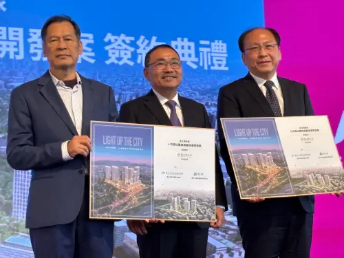 ▲環狀線十四張站暨南機廠捷運開發案今（27）簽約。圖右起為環宇上城董事長、宏匯集團創辦人許崑泰、新北市長侯友宜、新北捷運局長李政安。（圖／記者徐銘穗攝）