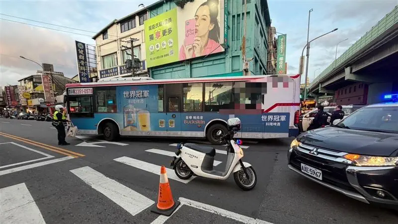 北市士林驚傳公車撞行人！7旬翁「慘被捲進車底」無呼吸心跳送醫