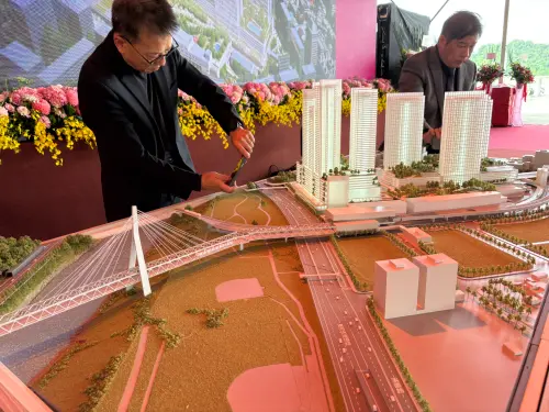 ▲環狀線十四張站暨南機廠開發案，開發面積超過25萬坪，預計興建8大棟、最高51層樓建築，結合商辦、商場與住宅。（圖／記者徐銘穗攝）