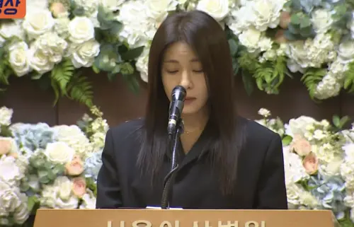 ▲李順載今日出殯，河智苑代表後輩致詞，一度哭到說不出話，不時拿衛生紙擦淚。（圖／翻攝自YouTube뉴스TVCHOSUN）