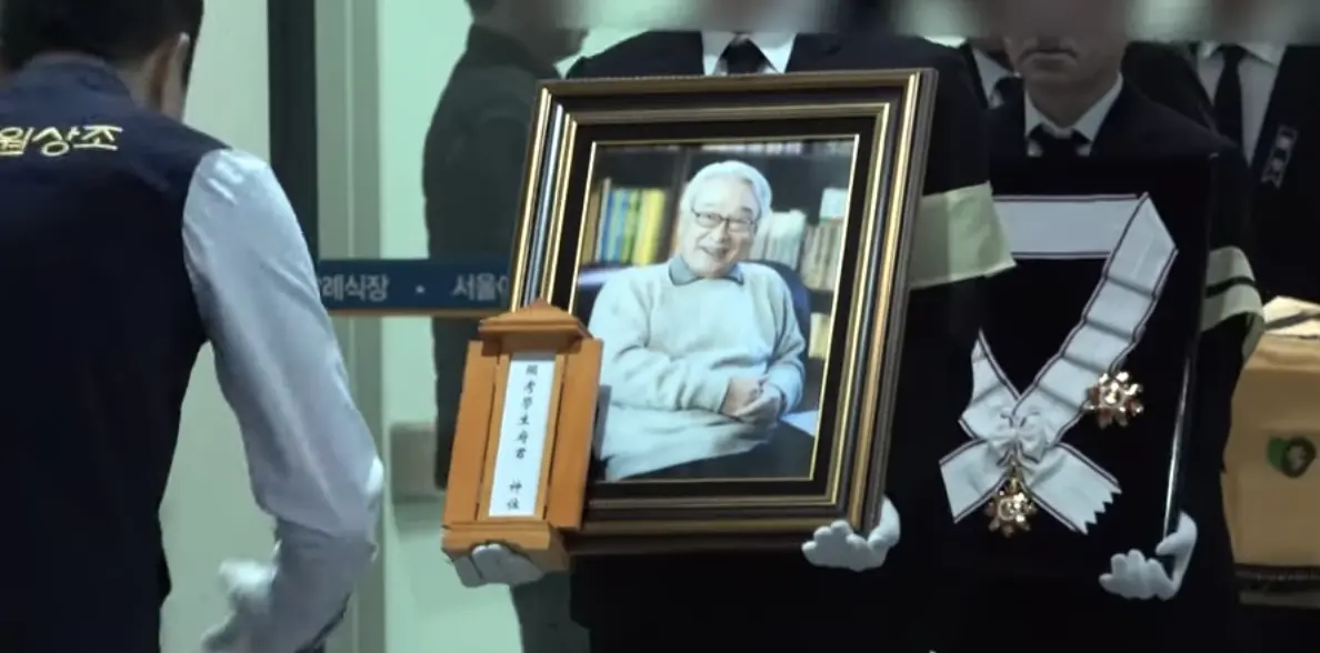 李順載今出殯！河智苑代表後輩致詞哭到說不出話 學生淚灑靈堂