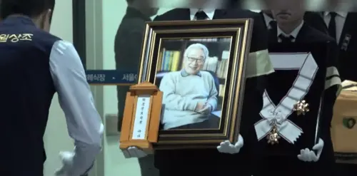 李順載今出殯！河智苑代表後輩致詞哭到說不出話　學生淚灑靈堂
