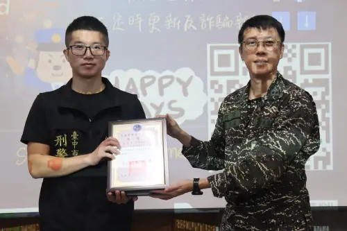 ▲第五分局偵查隊隊長謝志遠及巡官許驛豪，接力受邀出席替代役與國軍的識詐及防詐講座(圖/記者鄧力軍翻攝)