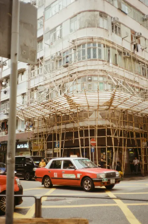 ▲香港常見使用竹子來搭設施工鷹架。（圖／記者張家瑋攝）