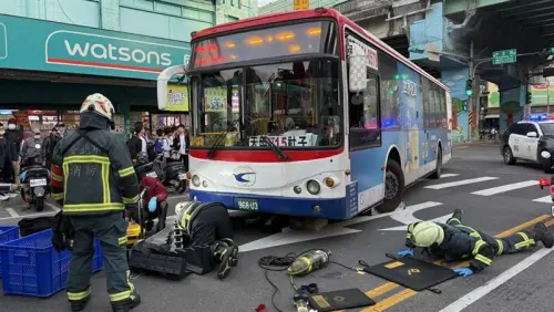 悲痛！北市8旬翁過馬路被撞死　失智妻「後方目睹全程」天人永隔
