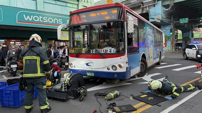 悲痛！北市8旬翁過馬路被撞死 失智妻「後方目睹全程」天人永隔