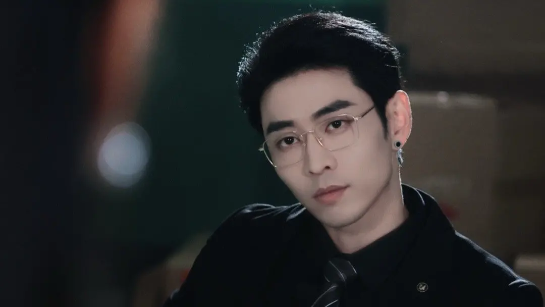 ▲短劇男神曹天愷上傳健身影片，最後一秒被身後女孩輕拍屁股，引爆「官宣戀情」猜測，網友認出女方是24歲短劇女神薛子祺，外型亮眼、粉絲超過75萬，兩人雖未證實，但網路祝福聲一面倒。（圖／翻攝自曹天愷微博）