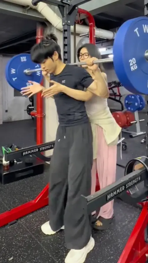 ▲曹天愷（前）與薛子祺（後）健身互動親密。（圖／翻攝自微博）