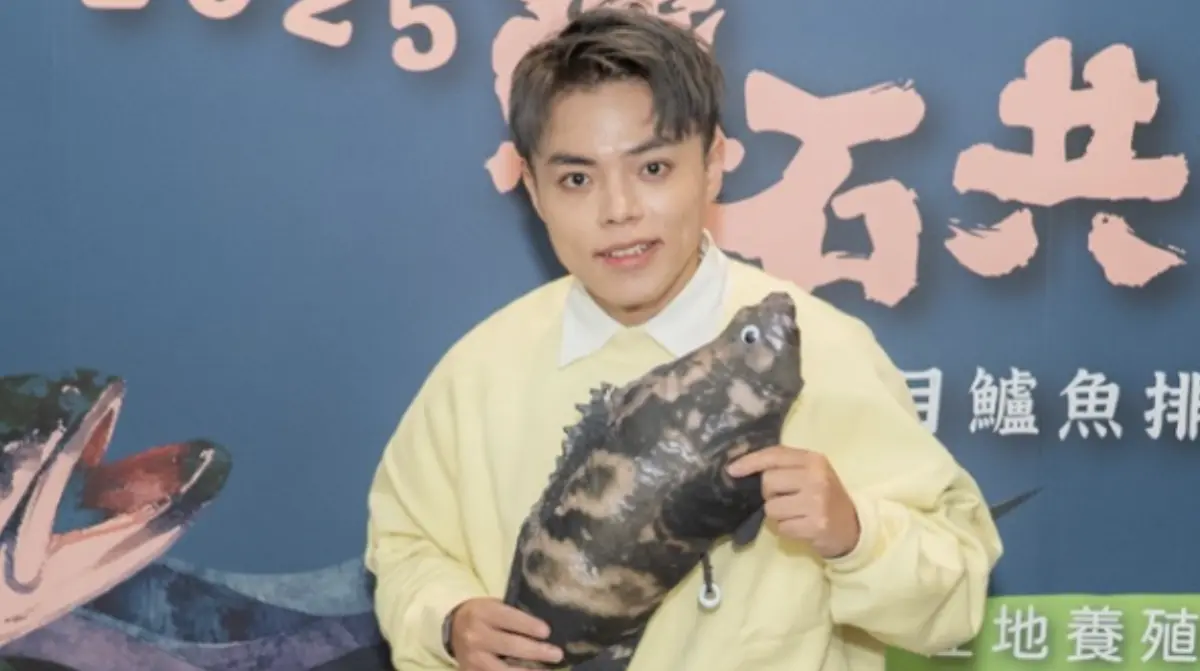 ▲藝人海產（劉威廷；如圖）本月初捐肝救回爸爸一命，今（26）日他出席「2025鱸魚共鮮節」記者會，透露爸爸當時岌岌可危，遺書也寫好了，他反問對方重話：「我明知道我能幫，你卻不要，這樣很自私，那你覺得我活得心安嗎？」（圖／南縣區漁會提供）