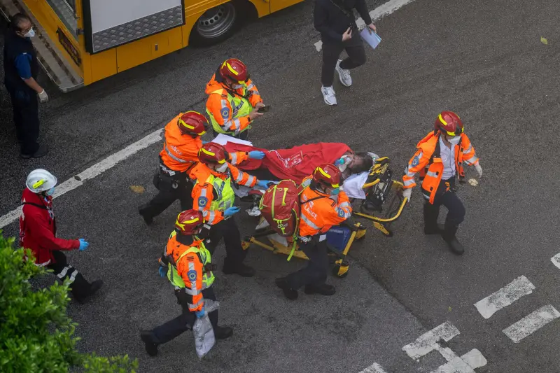    ▲消防人員持續在火場協助受災戶。（圖／美聯社／達志影像）  