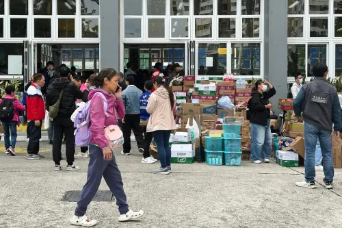 ▲香港大埔宏福苑大火受災戶重建之路漫漫，現場也已湧入許多救援物資。（圖／美聯社／達志影像）