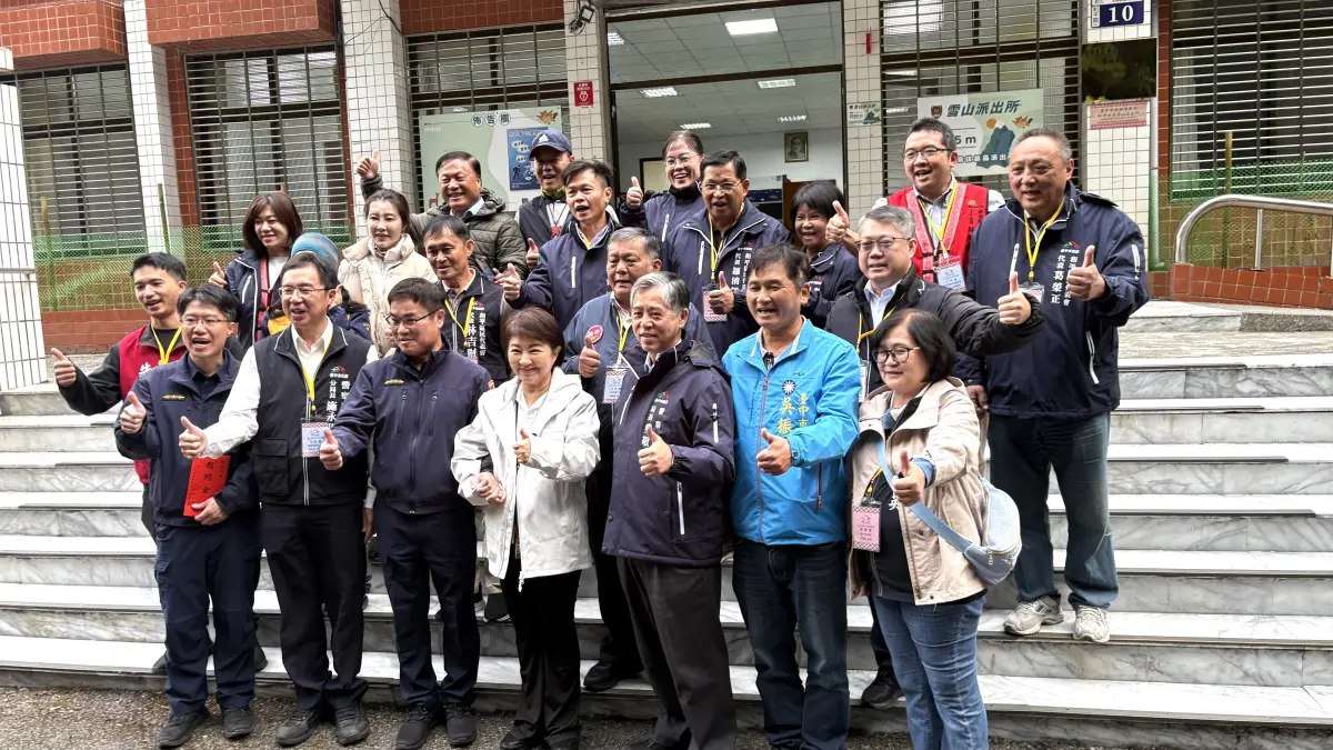 ▲盧秀燕視察海拔2000多公尺的和平區雪山派出所，與眾人合影留念。（圖／記者顏幸如攝，2025.11.27）
