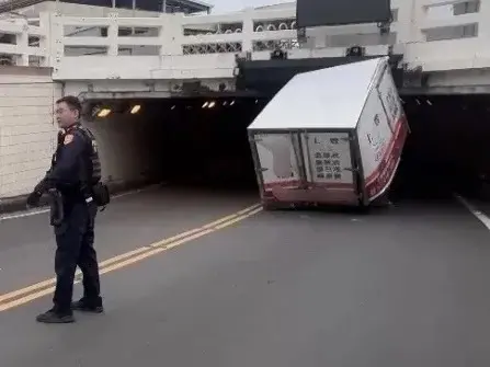 頭過身沒過！高雄小貨車直闖地下道 車斗雞蛋噴出碎光