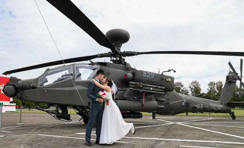 無人機遞婚戒！93對新人攜手步紅毯　呂坤修勉勵：忠於國軍、家庭