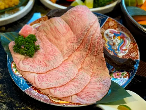 ▲橋山壽喜燒嚴選「松銘柄牛」，開吃超過24個月熟齡日本A5和牛。（圖／記者蕭涵云攝）