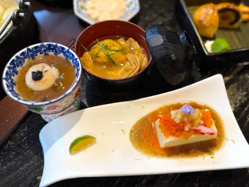 ▲左起：「紀州梅愛玉干貝」、「雲丹干貝柿種魚子醬」、「鮭魚卵豆腐」。（圖／記者蕭涵云攝）