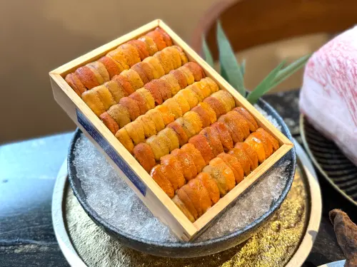 ▲橋山壽喜燒新菜，竟然整盒海膽狂加。（圖／記者蕭涵云攝）