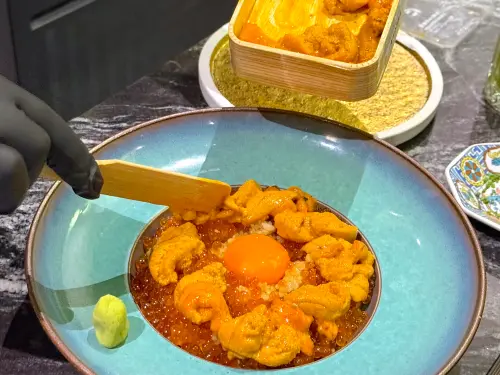 ▲「爆量極上雲丹丼」好浮誇好誘人。（圖／記者蕭涵云攝）