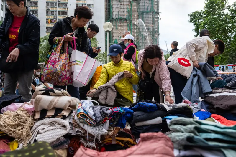    ▲香港大埔宏福苑社區大火，現場湧入許多物資供受災戶使用，像是日常衣物等等。（圖／美聯社／達志影像）  