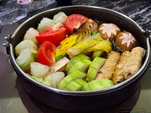 ▲以富有肉脂腴香的醬汁，烹煮蔬菜清甜入味。（圖／記者蕭涵云攝）