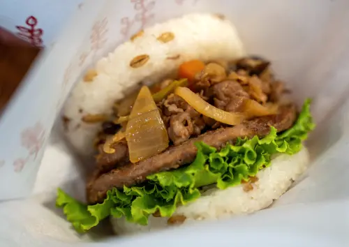 ▲摩斯漢堡12月1日主餐推出「壽喜燒雙牛珍珠堡」115元。（圖／摩斯漢堡mos.com.tw）