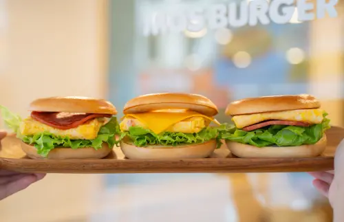 ▲摩斯全新早餐貝果系列，「培根雞蛋貝果」、「蕃茄吉士蛋貝果」、「火腿歐姆蛋貝果」皆為65元。（圖／摩斯漢堡mos.com.tw）