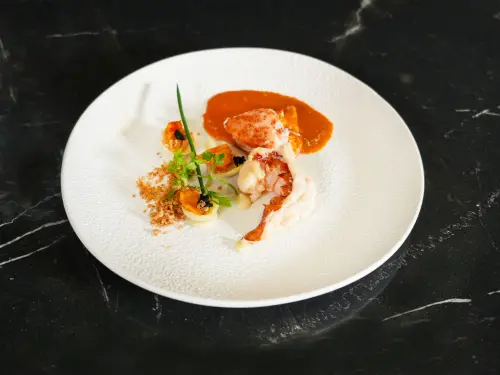 ▲遠雄悅來大飯店於11月25日舉行第一場品酩餐酒會，由Loïc Le Bail主廚親自掌舵，演繹台法廚藝精髓之作，現場展演經典拿手料理「蒜香微潮．龍蝦頌歌」（圖／遠雄悅來大飯店）