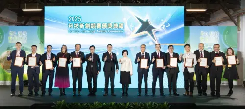 ▲科技新創競賽頒獎典禮登場，經濟部主任秘書莊銘池（左七）感謝台上出題企業的力挺支持。（圖／主辦單位提供）