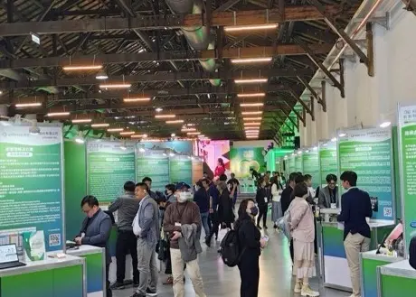 ▲新創展示區人潮絡繹不絕，媒合會隨處可見相談甚歡情景。（圖/主辦單位提供）