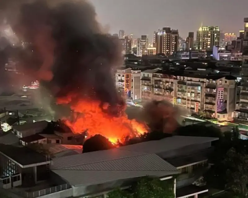 台北萬華雙和市場大火！鐵皮屋猛烈燃燒　「疑有人受困」消防搶救