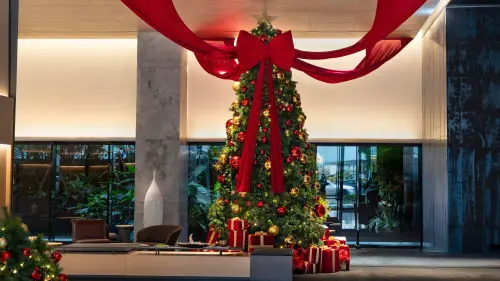 ▲高雄日航酒店化身冬季聖誕禮物盒，打造夢幻戶外大型聖誕花圈、5米高聖誕樹。（圖／高雄日航酒店提供）