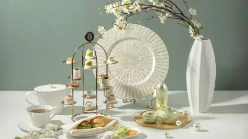 ▲「 極上御藏．冬日悠然下午茶 」主廚以資生堂頂級「極上御藏傳奇系列」的極光綠金色調為靈感，將其故事巧妙轉化為甜點語。（圖／高雄洲際酒店提供）