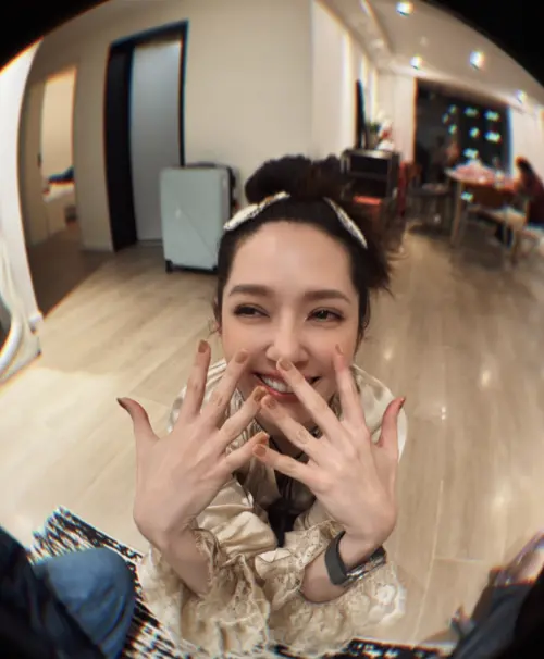 ▲郭碧婷（如圖）在微博曬出生活照，美貌撞臉婆婆向太。（圖／郭碧婷 微博）