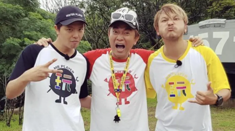 ▲已故藝人黃鴻升（小鬼；左）今（28）日42歲冥誕，其生前與吳宗憲（中）、KID（右）主持的《綜藝玩很大》社群5年來準時發文緬懷，「鬼，生日快樂，一切都好嗎？一如往常，一樣好想祢。」（圖／翻攝自綜藝玩很大IG＠mr.player.tw）